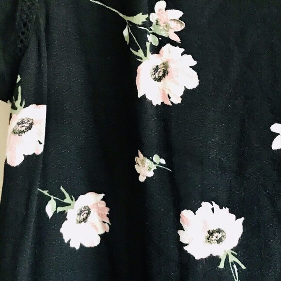 Buffalo David Bitton Size Medium Flutter Sleeve Floral Blouse Top Black Poppy - Picture 7 of 10